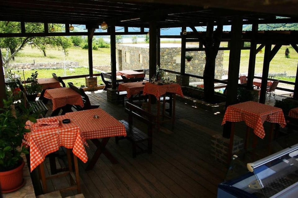 Rustic Style Triple Studio Near The Lake Apartment in Montenegro