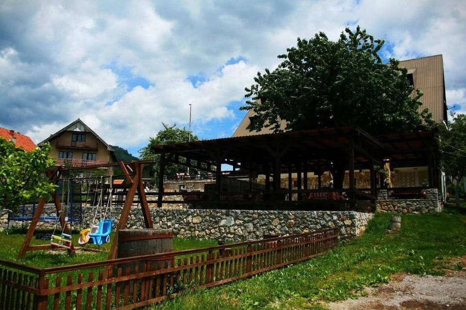 Rustic Style Triple Studio Near The Lake Apartment in Montenegro