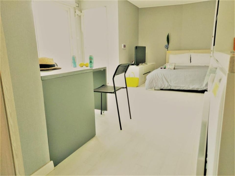 Room 505, Close to the airport, 10 minutes on foot to Dongmun Market, cooking and laundry facilities Apartment in South Korea