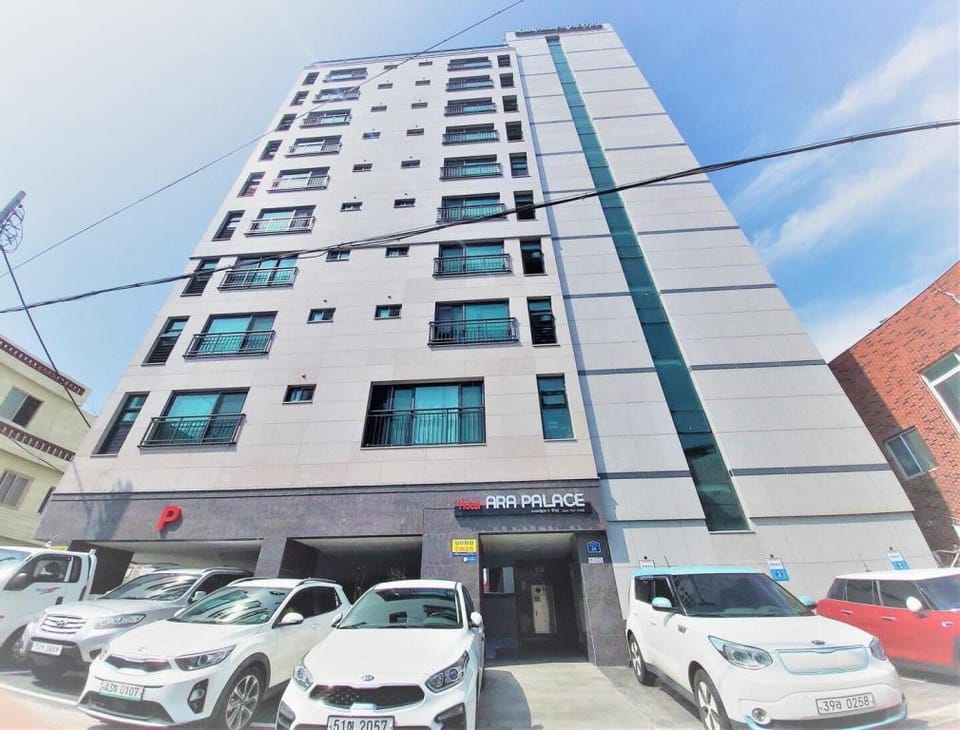 Room 505, Close to the airport, 10 minutes on foot to Dongmun Market, cooking and laundry facilities Apartment in South Korea