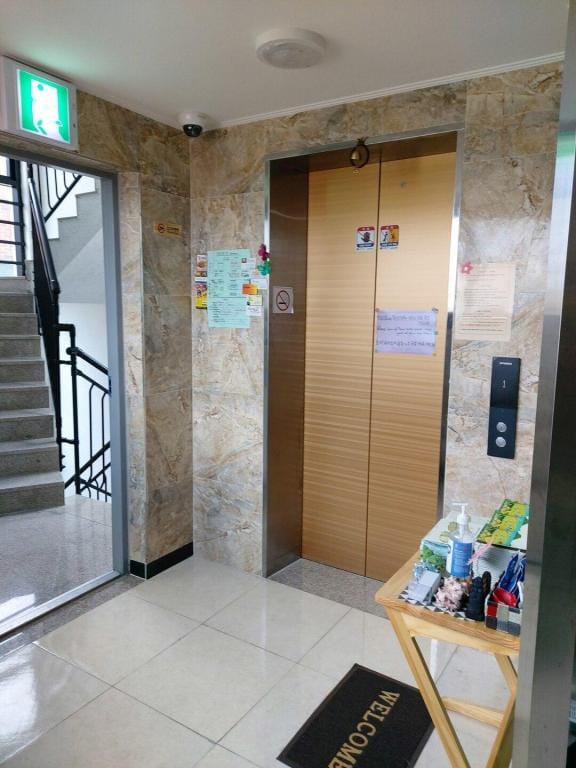 Arapalace404(2beds) 공항인근,  동문시장 도보10분, 취사-세탁가능 Apartment in South Korea