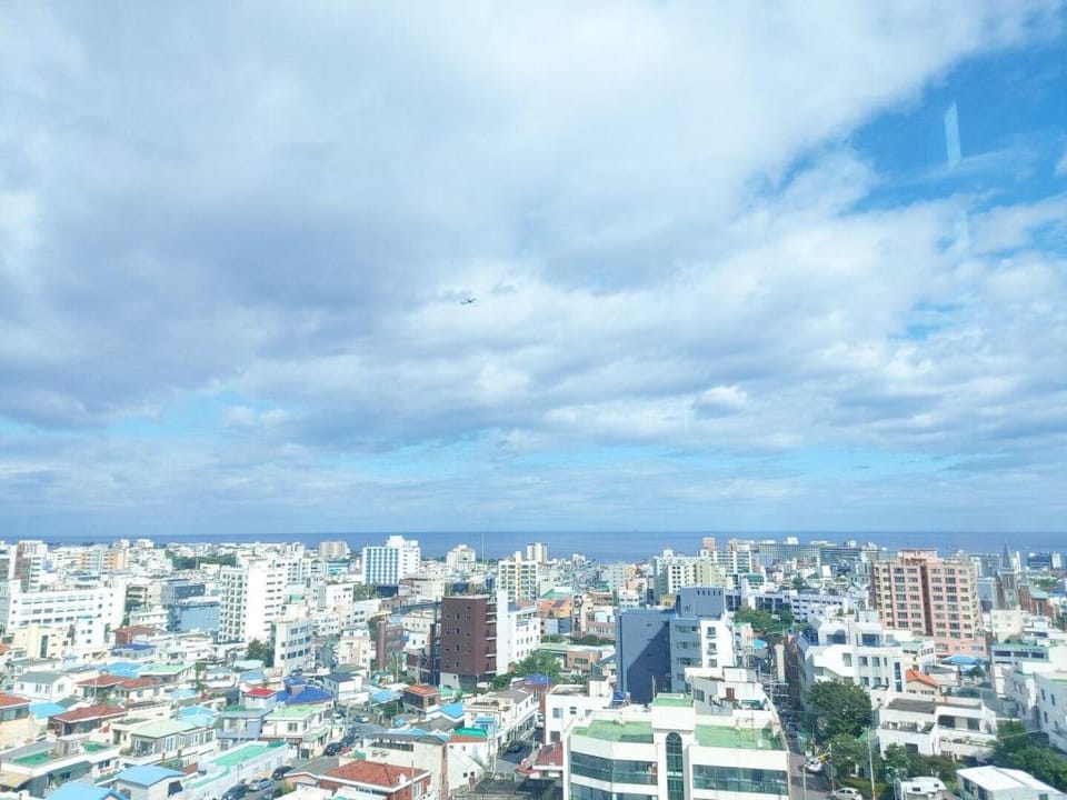 Arapalace404(2beds) 공항인근,  동문시장 도보10분, 취사-세탁가능 Apartment in South Korea
