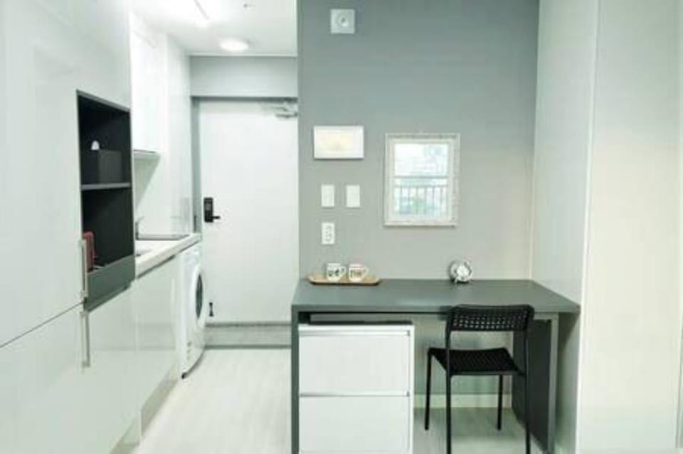 Arapalace704호-공항인근,바다-시내뷰, 동문시장 도보10분, 취사-세탁가능 Apartment in South Korea