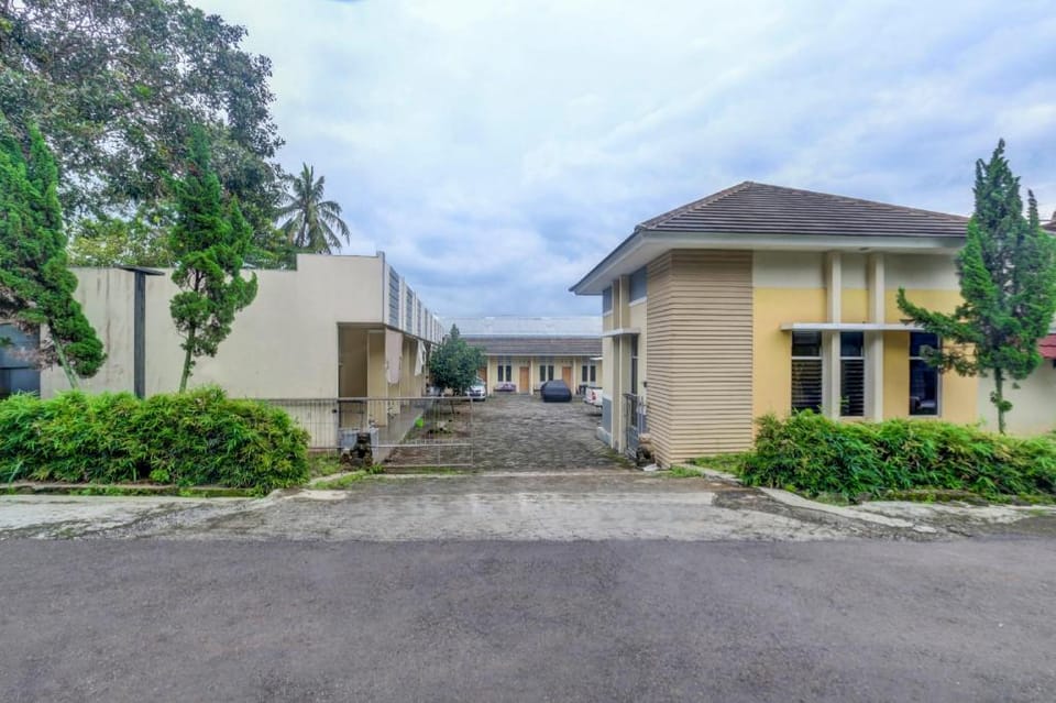 OYO Life 90159 Puri Asoka Guest House Hotel in Indonesia