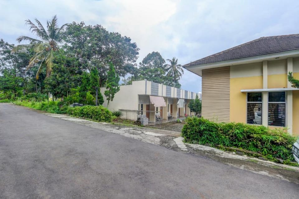 OYO Life 90159 Puri Asoka Guest House Hotel in Indonesia