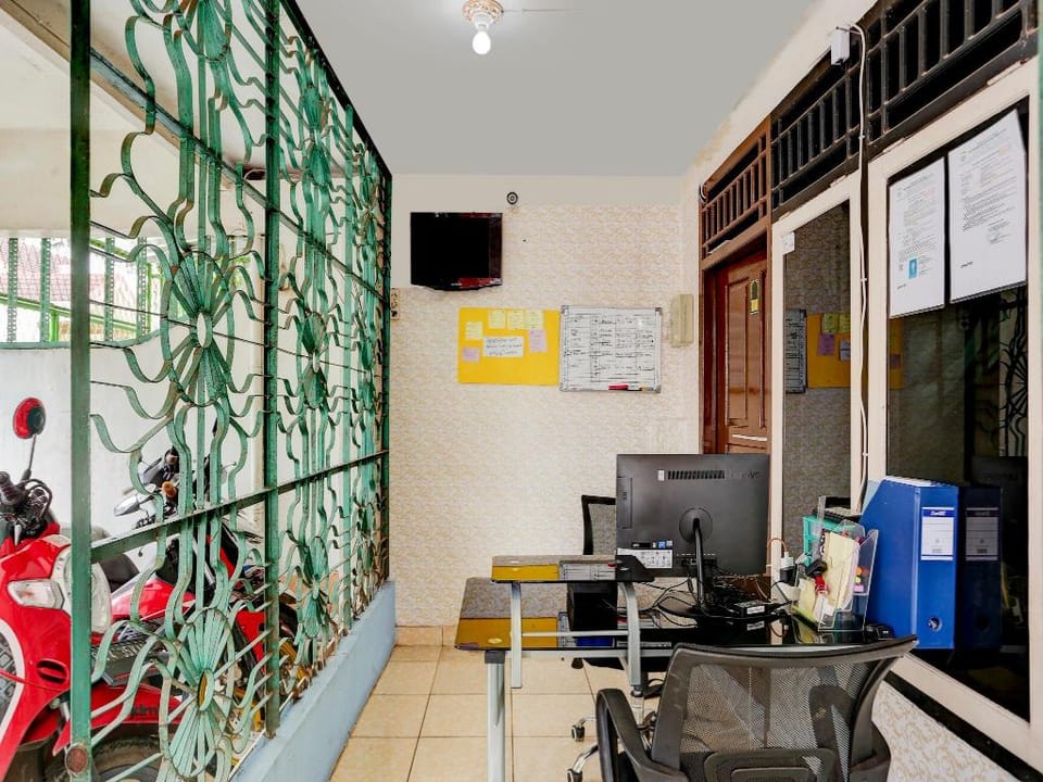OYO Life 90190 Asha Kost Syariah Hotel in Indonesia