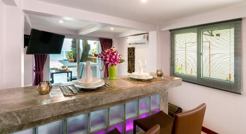 Beachfront Studio in Villa - Seaview Infinity Pool Apartment in Wichit