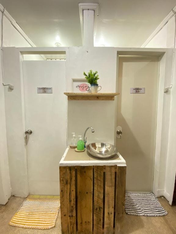 Insta-worthy Rustic Studio with balcony -Room only Vacation rental in Iloilo City