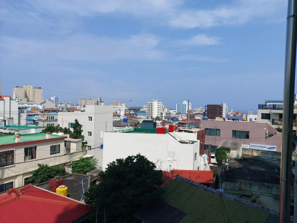 Room 301, 10 minutes on foot to Dongmun Market, close to the airport, cooking and laundry available Apartment in South Korea