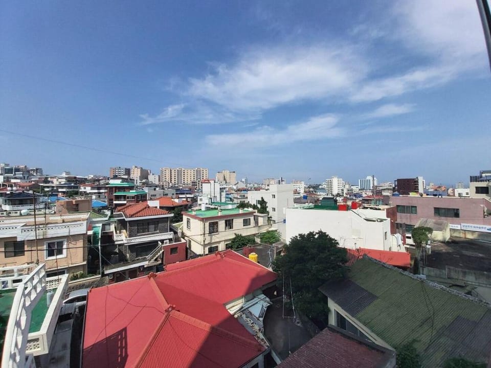 Room 301, 10 minutes on foot to Dongmun Market, close to the airport, cooking and laundry available Apartment in South Korea