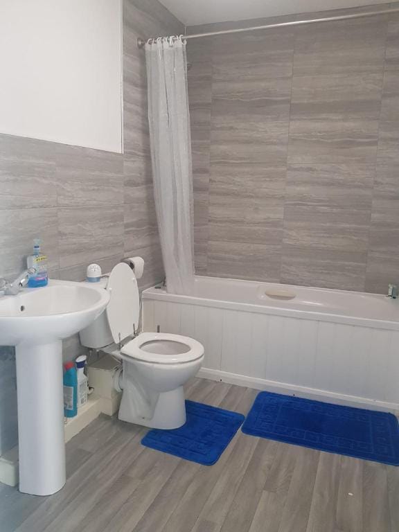 Cherry Tree, Warrington, Smart Tv, High Speed Wifi Apartment in Warrington