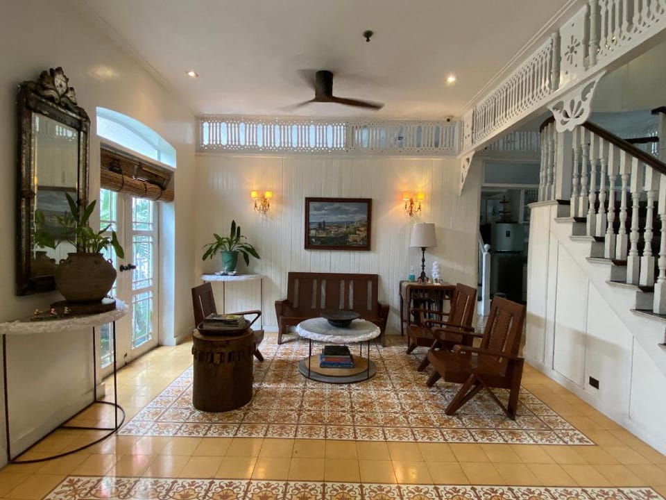 Charming Home for Staycation with 5BR,Pet Friendly (Read House Rules) Vacation rental in Makati