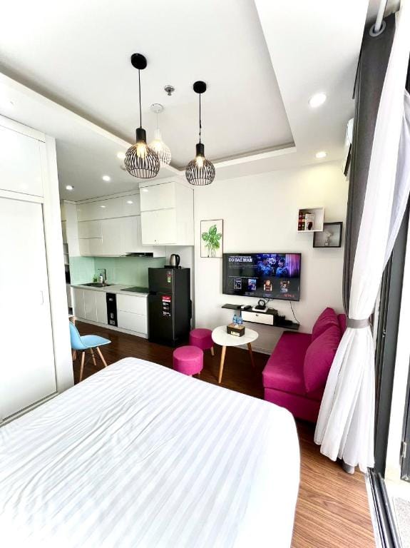 Lake view Studio in Vinhomes Greenbay, MeTri, HN Apartment in Laos