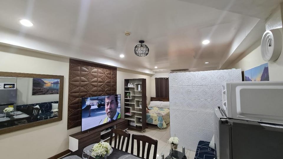 Staycation Subic - 65inch TV near Beach & mall Apartment in Subic