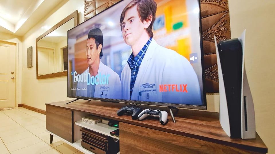 Staycation Subic - 65inch TV near Beach & mall Apartment in Subic