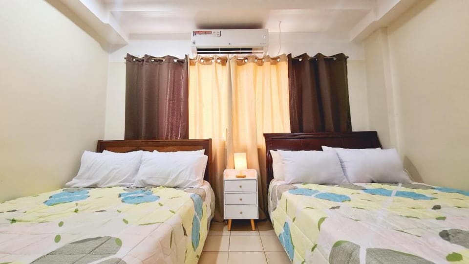 Staycation Subic - 65inch TV near Beach & mall Apartment in Subic