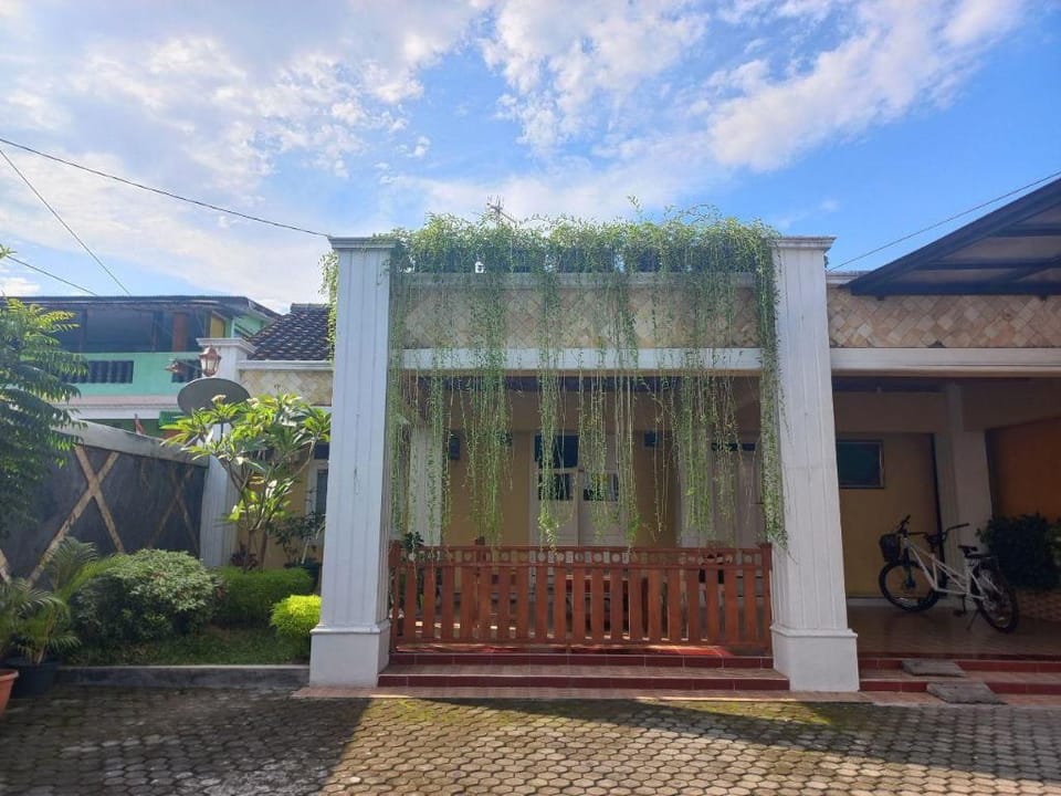 Homestay Syariah Monjali dekat Tugu Jogja by Simply Homy Vacation rental in Special Region of Yogyakarta