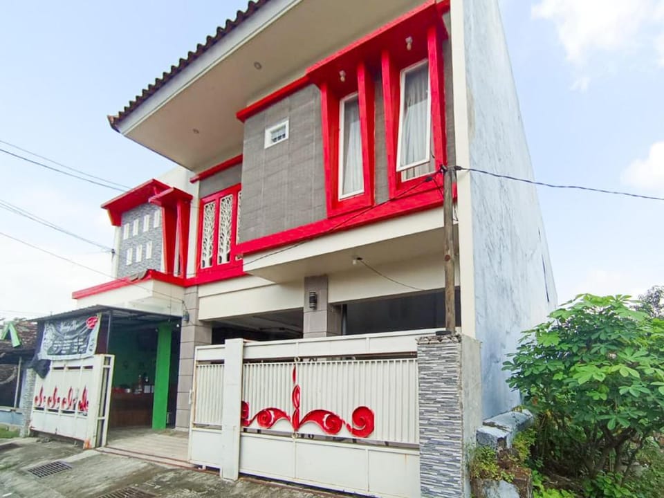 RedDoorz @ Griya Jeniee near Stadion Wilis Madiun Hotel in East Java