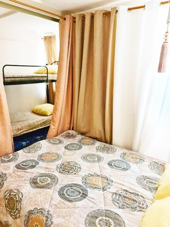 Staycation Q.C - 65inch SmarTV w/PS4 & Netflix Vacation rental in Quezon City