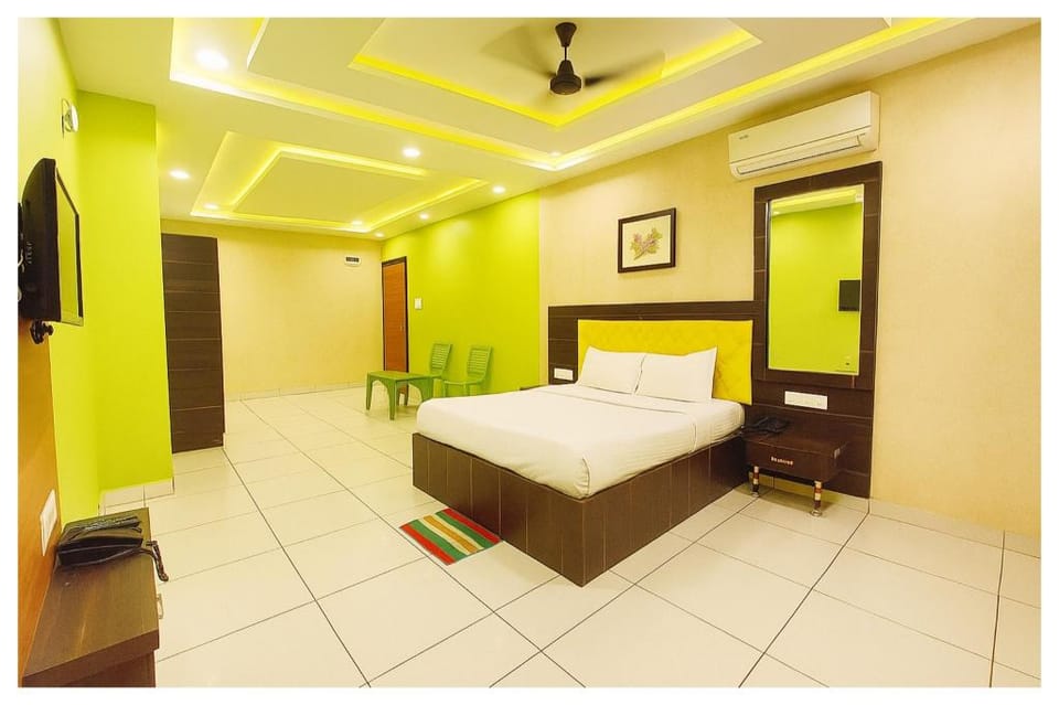 Goroomgo Royal Crown Puri Walking Distance from Sea Beach Hotel in Odisha