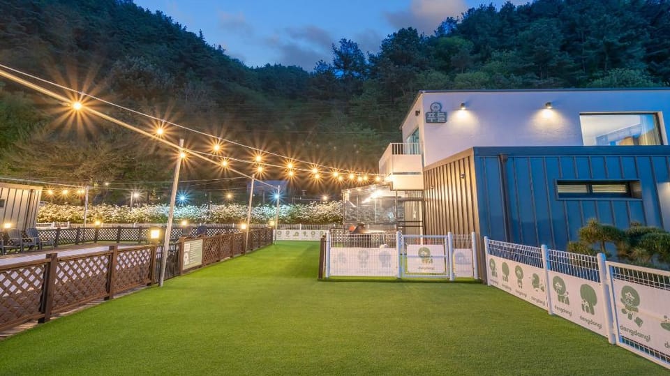 Gapyeong Dangdangi Pet Poolvilla Blue Bed and Breakfast in Gyeonggi-do