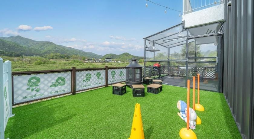 Gapyeong Dangdangi Pet Poolvilla Blue Bed and Breakfast in Gyeonggi-do