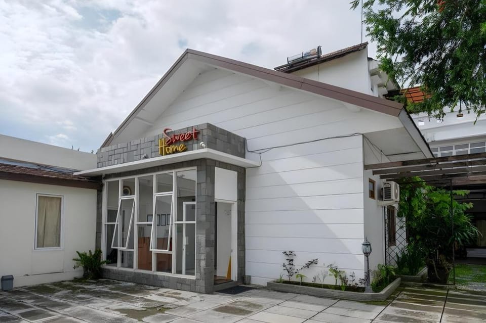 RedDoorz @ Solo Baru Hotel in Special Region of Yogyakarta
