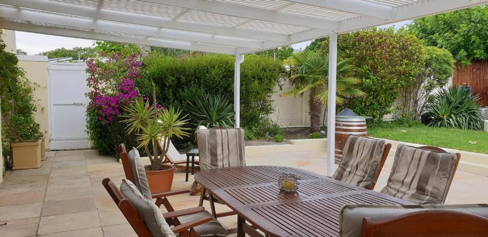Charming fully fitted double storey cottage near Constantia Village Vacation rental in Cape Town