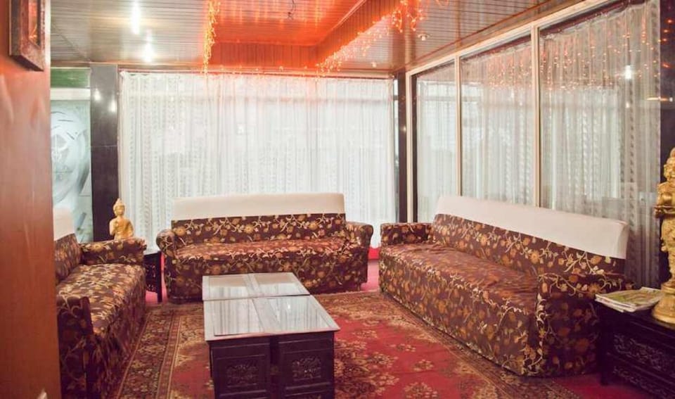 Goroomgo Shambhu Mall Road Darjeeling Hotel in Darjeeling