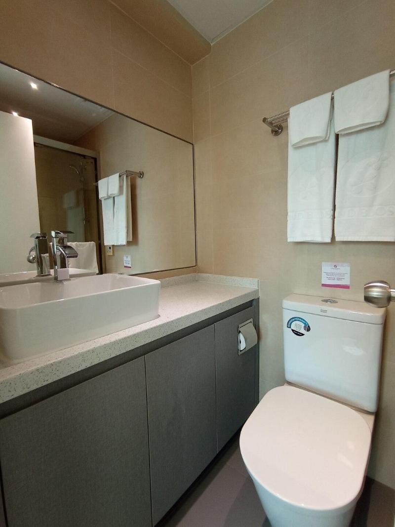 Hung Hom - Deluxe Suite 3-bedroom Apartment in Hong Kong