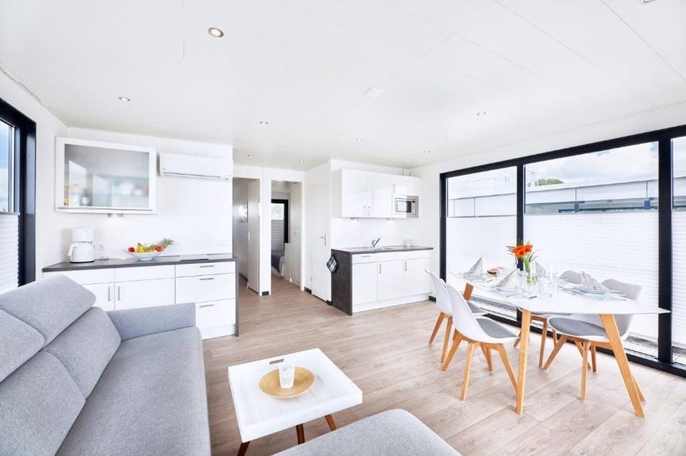 Stylish houseboat with fireplace | Sun Deck | WLAN Vacation rental in Mecklenburg-Vorpommern, Germany