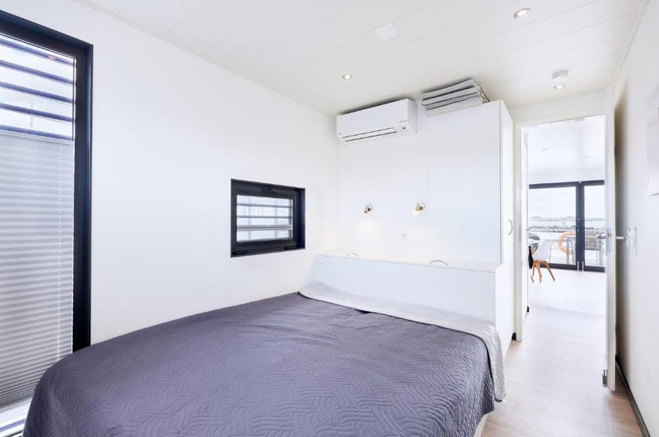 Insider hint ⇒ Exclusive houseboat with fireplace Vacation rental in Mecklenburg-Vorpommern, Germany