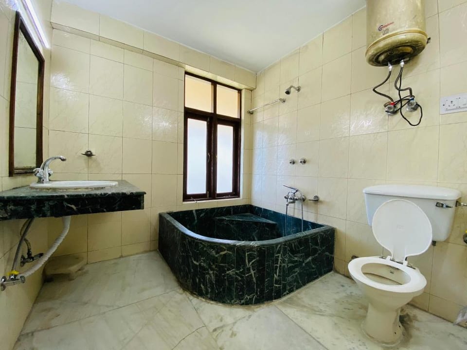 Romantic hill view, perfect for honeymooners.  Apartment in Manali