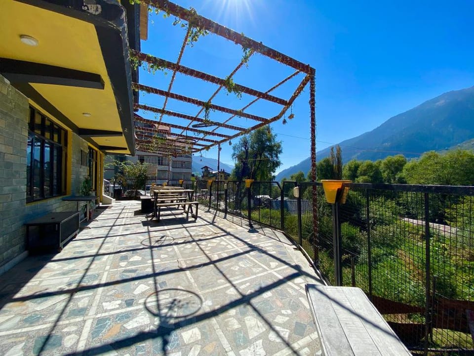 Romantic hill view, perfect for honeymooners.  Apartment in Manali