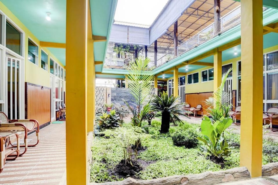 OYO 90303 Cafe & Homestay Kolam Pancing Abah Hotel in East Java