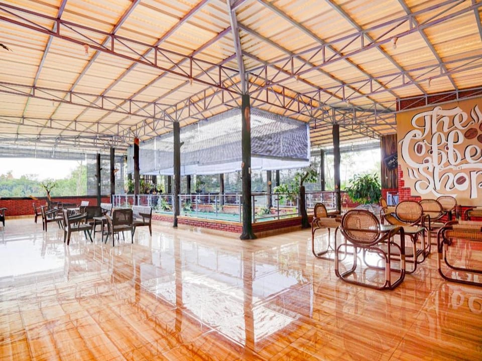 OYO 90303 Cafe & Homestay Kolam Pancing Abah Hotel in East Java