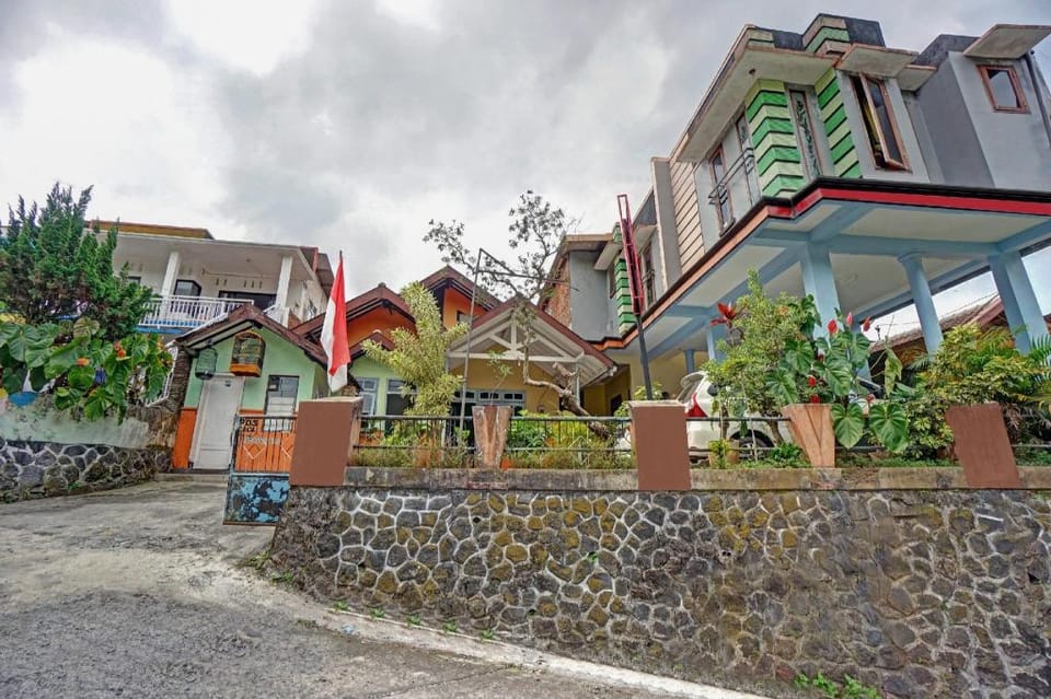 OYO Life 90321 Ken Ken Villa Hotel in Batu