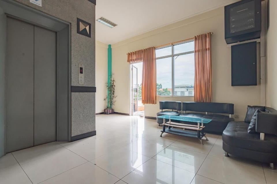 Grand Kembar Hotel Mitra RedDoorz Hotel in Bandung