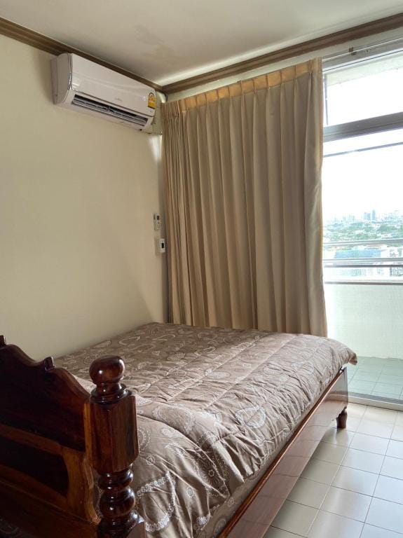 Thairong Tower Condominiums on Phattanakarn Road Apartment in Bangkok
