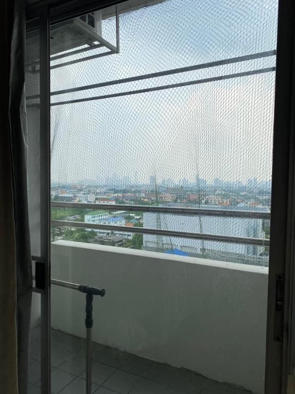 Thairong Tower Condominiums on Phattanakarn Road Apartment in Bangkok