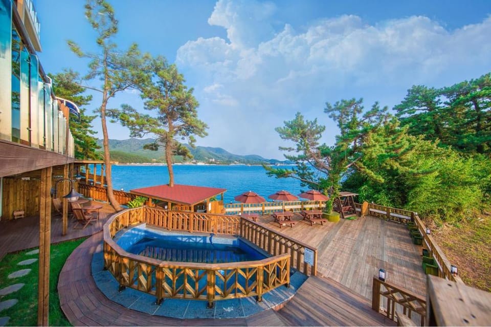 Tongyoung S468 Poolvilla Bed and Breakfast in South Korea