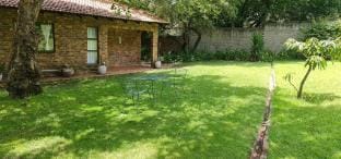 Waybury Cottage - a cozy home from home ! Villa in Sandton