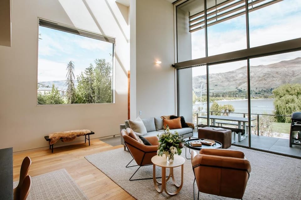 Lake Edge - Sleeps 6 - Central - Lake Views Apartment in Wanaka