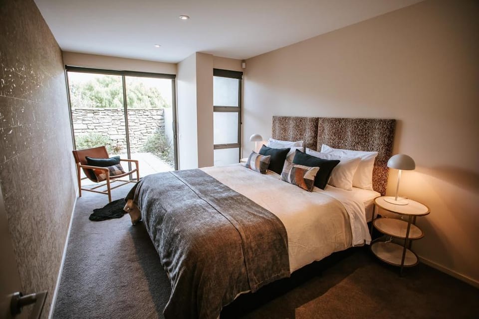Lake Edge - Sleeps 6 - Central - Lake Views Apartment in Wanaka