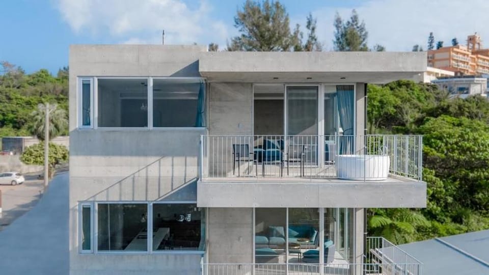 OKINAWA PLAISANT VILLA 2F Hotel in Okinawa Prefecture