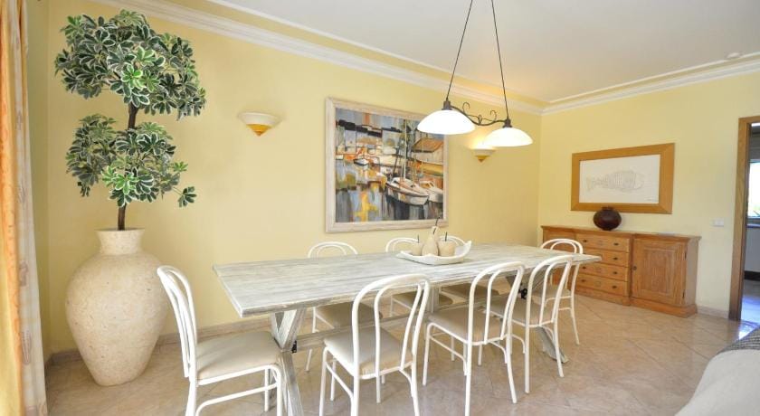 Fantastic family private pool villa, free Ac and Wifi Villa in Quarteira