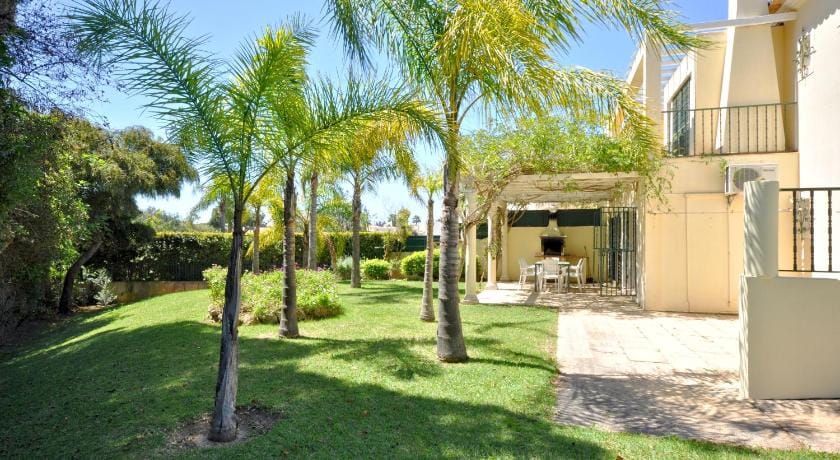 Fantastic family private pool villa, free Ac and Wifi Villa in Quarteira