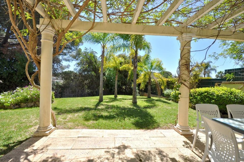 Fantastic family private pool villa, free Ac and Wifi Villa in Quarteira