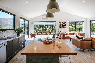Minaret Ridge - Sleeps 8 - Mountain Views Vacation rental in Wanaka
