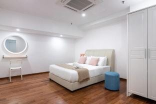 Meridian by ALV, 2BR Seaview Duplex Apartment in George Town